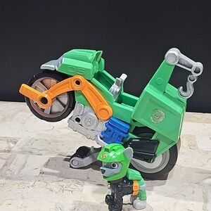 Paw Patrol Moto Pups Rocky’s Deluxe Pull Back Motorcycle Vehicle with‎ Wheelie